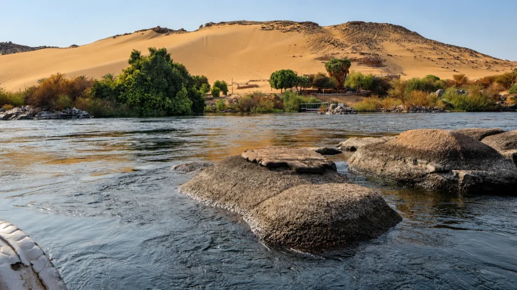 Paisaje del Nilo con dunas y vegetación en Asuán, Egipto